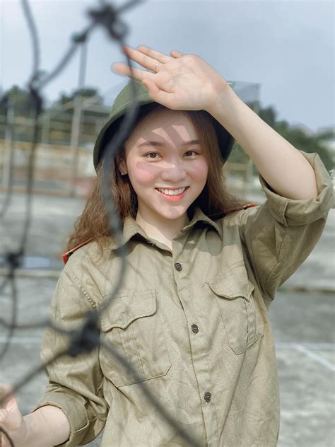 Hot girl ĐH Thủ Đô mặt mộc xinh đẹp bất chấp nắng hè và tập luyện mệt mỏi Báo Dân trí