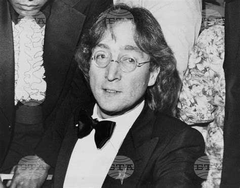 Вечерта на 8 декември 1980 г. край дома си Джон Ленън е прострелян ...