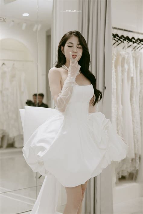 Hot girl bán bánh tráng lên xe hoa nhan sắc đỉnh nóc kịch trần