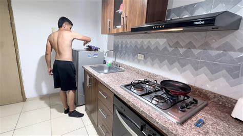 Meine Latina Stiefschwester Mit Dickem Arsch Sieht Mich Beim Kochen Bittet Mich Um Einige Und