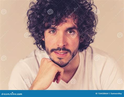 Retrato De La Moda De La Presentaci N Latina Atractiva Del Modelo Del Hombre Joven Feliz Y