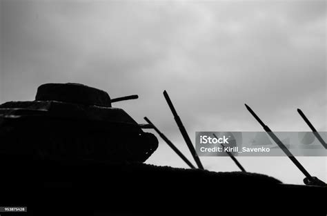 Siluet Tank Dengan Latar Belakang Langit Awan Gelap Dan Bayonet