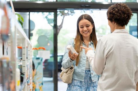 Escena con una farmacéutica hablando con una clienta sobre un producto