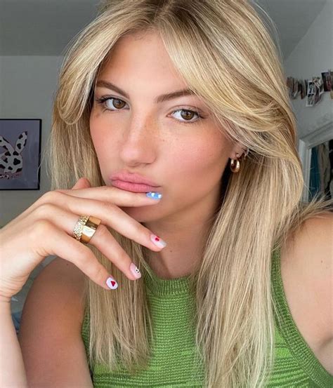 Healthy Honey Blonde Hair With Curtain Bangs Honey Blonde Hair Haircuts For Wavy Hair Summer