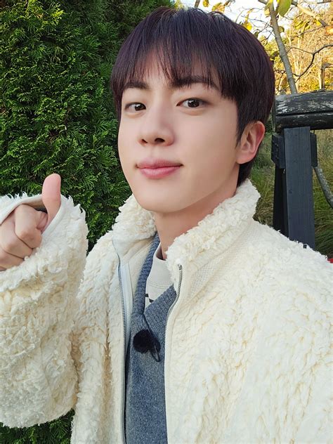 Atualização na conta oficial do BTS no X com novas fotos de Jin no