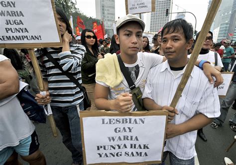 Gay Couple Condemned To Public Flogging By Indonesian Shariah Court Ibtimes Uk