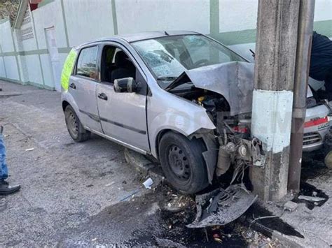 Pierde El Control De Su Carro Y Se Estrella Contra Poste