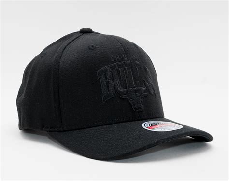 Kšiltovka Mitchell And Ness Chicago Bulls Black Out Arch 110 Snapback