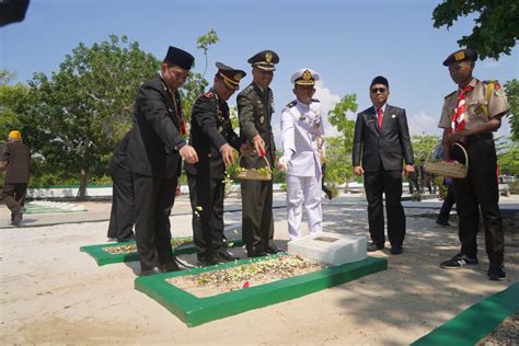 ziarah  tabur bunga  makam pahlawan