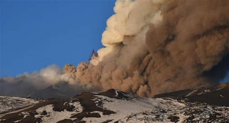 Italia Espectacular erupción del Etna provoca lluvia de pequeñas