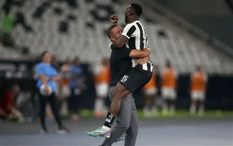 Veja o que o Artur Jorge falou após a vitória do Botafogo no clássico