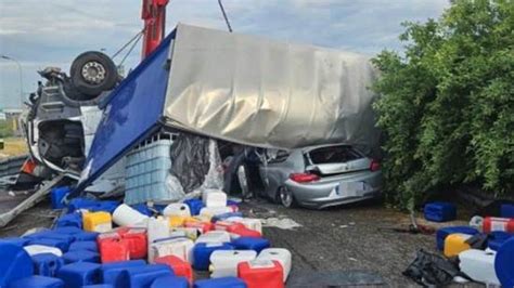 Incidente SullA21 Camion Con Acido Travolge Unauto Morto Il