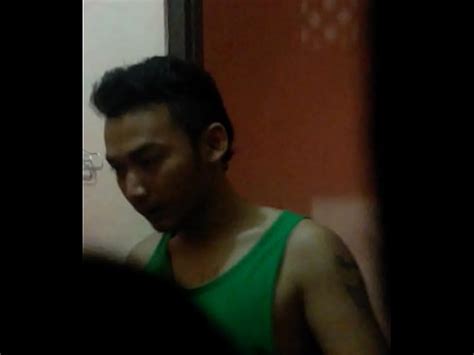 Gay guapo besándose con hetero en cámara oculta XVIDEOS