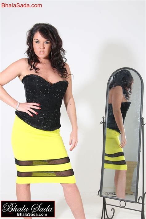 Hot Brunette Babe Loves Teasing With Her Amazing Figure Photos