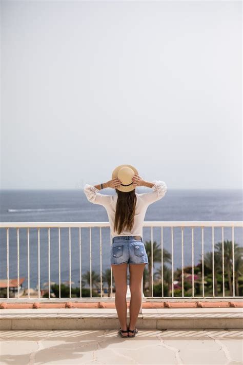 Belle Fille Dans Le Bikini Tenant Et Regardant La Mer Image Stock Image Du Exercices Bikini