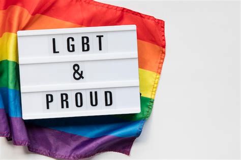 Mensaje Lgbt Y Orgulloso De La Caja De Luz En Una Bandera Del Orgullo Gay Lgbt Foto Premium