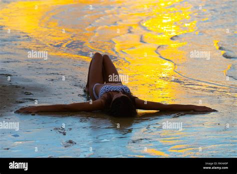 Teenage Girl Wearing Bikini Relaxing Stockfotos Teenage Girl Wearing Bikini Relaxing Bilder