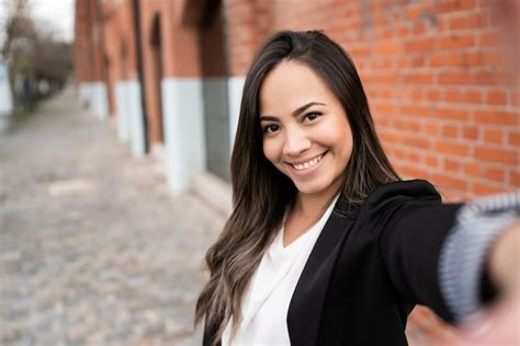 Mulher Latina Tomando Uma Selfie Foto Premium