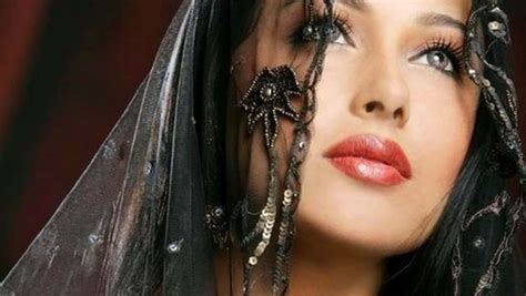 200 Women Wallpapers
