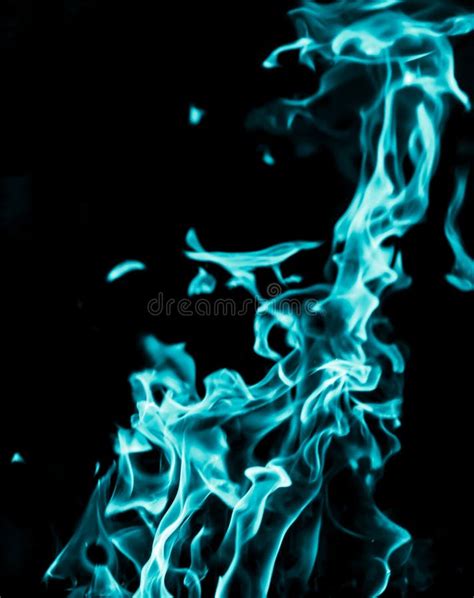 Le Feu De Flamme Bleue Sur Un Fond Noir Image Stock Image Du Orange