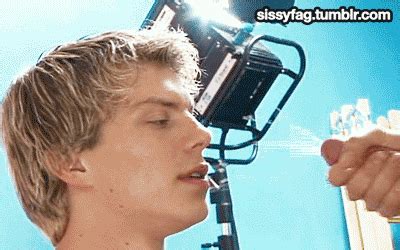 Gay Dude Gets His Face Jizzed By Boyfriend