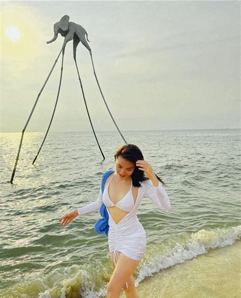 D N G I Qu Ph Trong L Ng Ua Nhau Khoe Nh Bikini N Ng B Ng