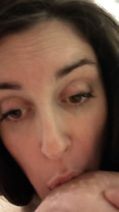 Preggo Huge Tits Milf Sucks Her Nips