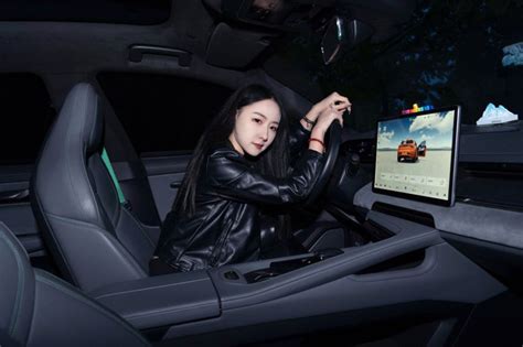 Vẻ đẹp không tì vết của hot girl bên xe hơi Tạp chí Doanh nghiệp Việt Nam