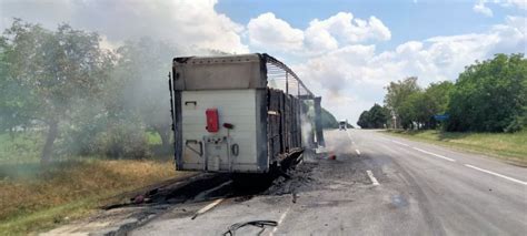 Un camion care transporta tutun a luat foc în satul Brătușenii Noi