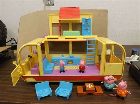 Peppa Pigs Transforming Campervan Van Feature Playset Sounds 99