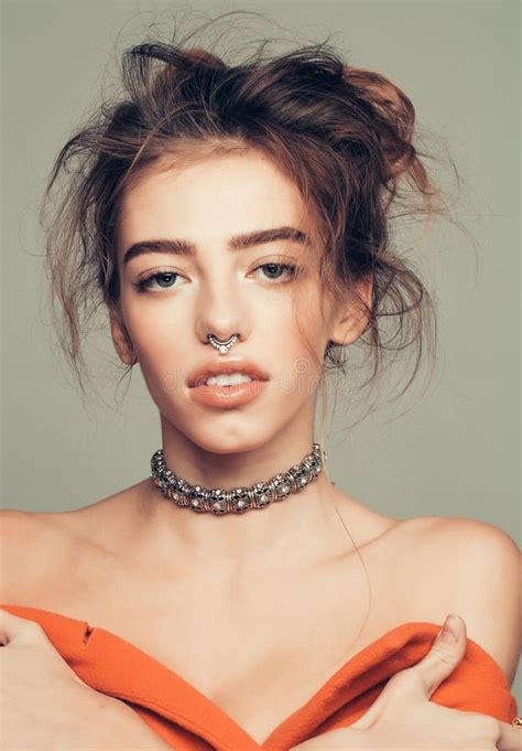 Ragazza Graziosa Con Le Spalle Nude Immagine Stock Immagine Di Capelli Ragazza 83005309