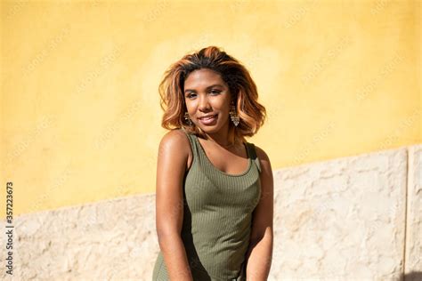 Atractiva Mujer Joven Latina De Piel Oscura Bronceada Sonriendo En La Calle Lifestyle