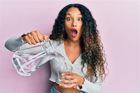 Jovem Latina Derramando Gua Medo E Chocada Surpresa E Express O Espantada Medo E Rosto