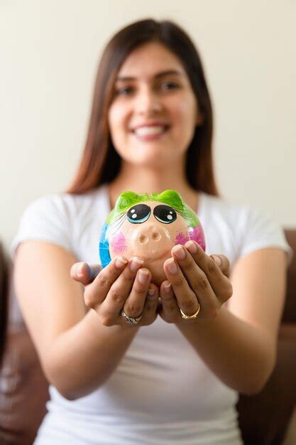 Mujer Latina Joven Que Muestra Su Guarro Con Sus Ahorros Foto Premium