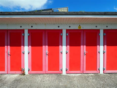 Plymouth Hoe East Beach - Photo "beach huts: red" :: British Beaches