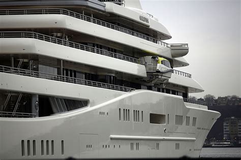 World’s Biggest Yacht “Eclipse” Berthed in New York City » Design You Trust