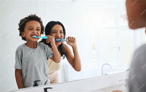 Aprender Madre E Hijo Cepillarse Los Dientes Higiene Dental Y Bienestar En El Baño De La Casa Y