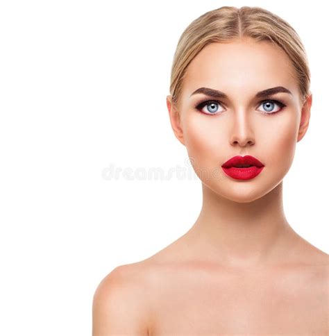 Het Mooie Gezicht Van De Blonde Modelvrouw Met Blauwe Ogen Stock Foto Image Of Vakantie