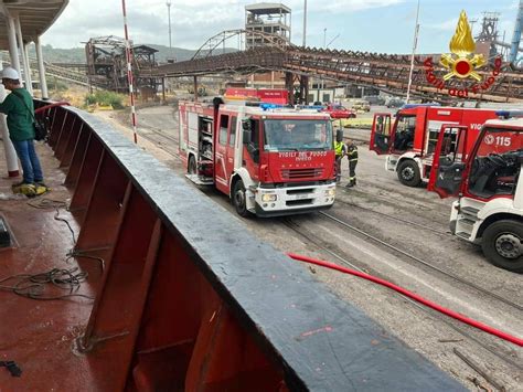 Principio Di Incendio A Bordo Vigili Del Fuoco Nel Porto Di Piombino