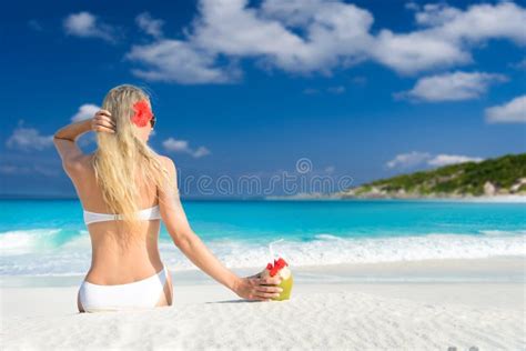 Femme Blonde Aux Cheveux Longs Avec La Fleur Dans Les Cheveux Dans Le Bikini Sur La Plage