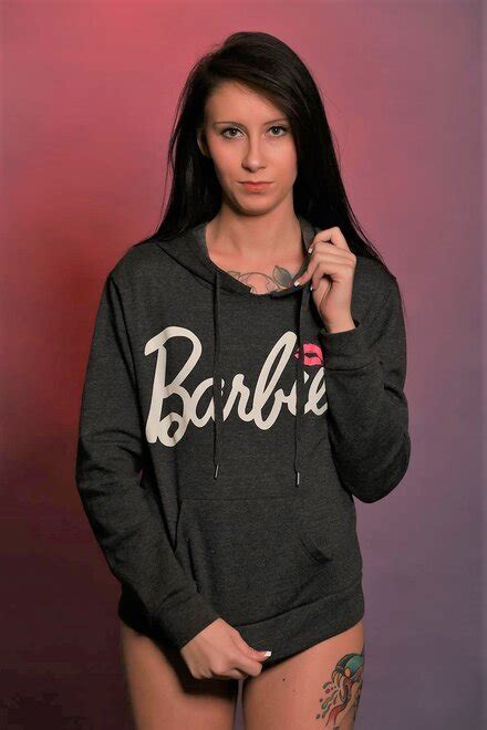 Reine Being Cute Bottomless Reine Barbie Porn Pic