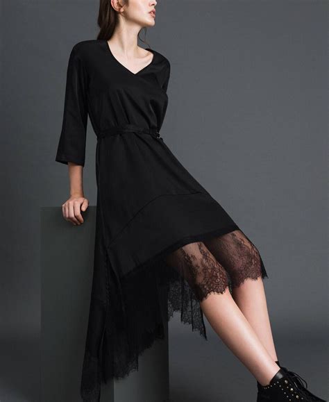 Платье из сатина с оборками и кружевом