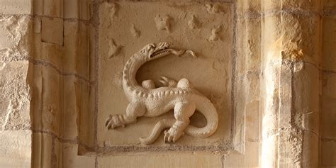 Salamandre sculptée au château de Chambord Passerelles