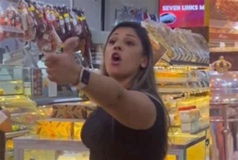 Mulher que atacou e agrediu casal gay em padaria é indiciada por lesão corporal e injúria Pheeno