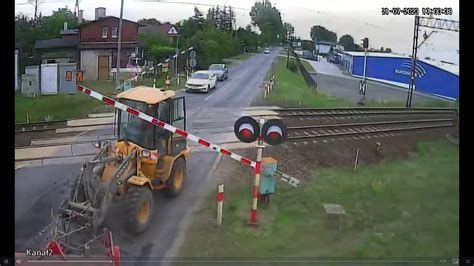 Utkn Na Przeje Dzie Kolejowym Po Chwili Nadjecha Poci G Auto Moto