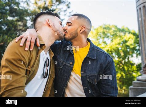 Portrait De Heureux Couple Gay Passer Du Temps Ensemble Et Baiser Au Parc LGBT Et Concept D