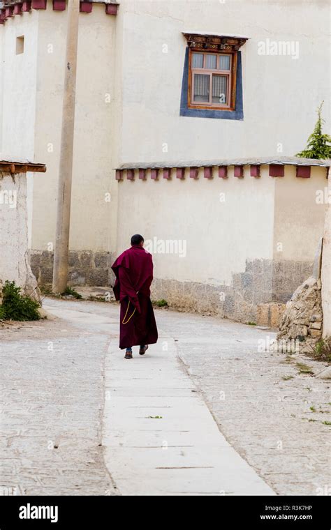 Songzanlin monastery monk hi-res stock photography and images - Alamy