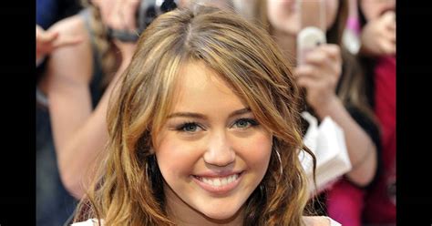 Miley Cirus affiche un maquillage nude discret et élégant Munich 25 avril 2009 Purepeople
