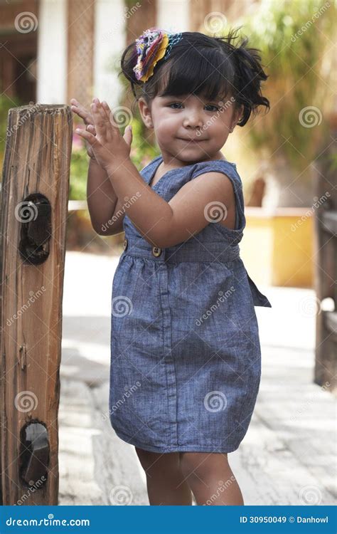 Menina Bonita De Latina Imagem De Stock Imagem De Brincalhona 30950049