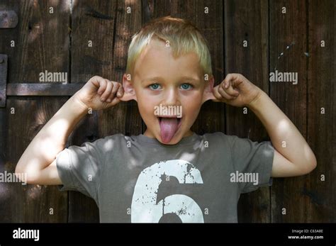 Young blonde junge macht eine Emotion lustige Gesicht Porträt Stockfotografie Alamy